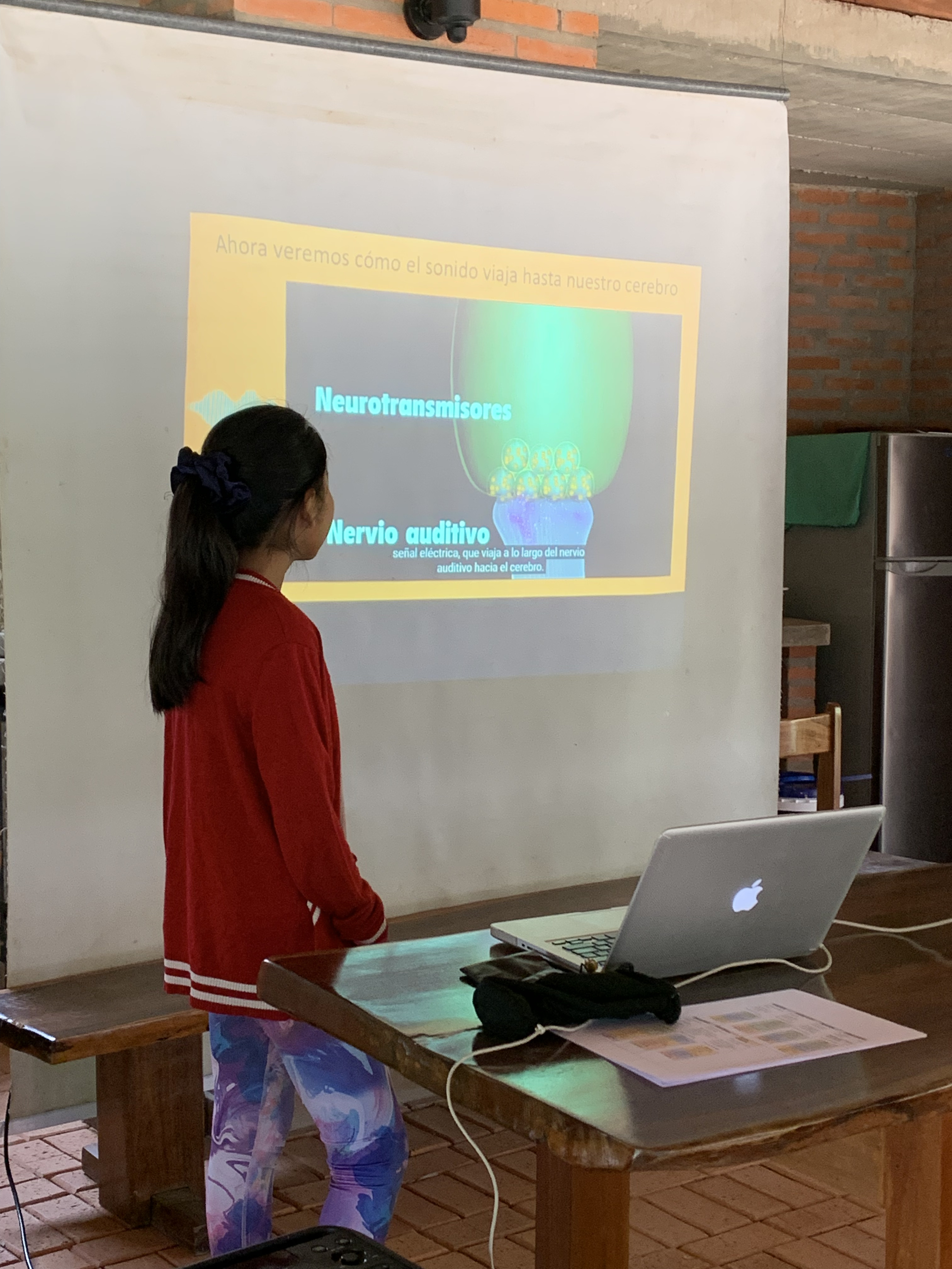 Noelia presentando sobre implantes cocleares